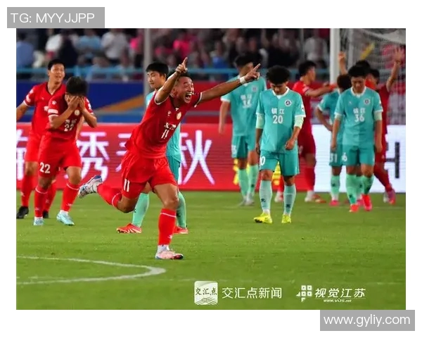 热爱红色的足球明星们展现激情与风采的精彩瞬间