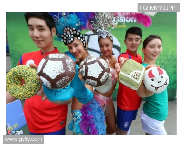 街头偶遇足球明星享受美食瞬间引发粉丝热议与欢呼