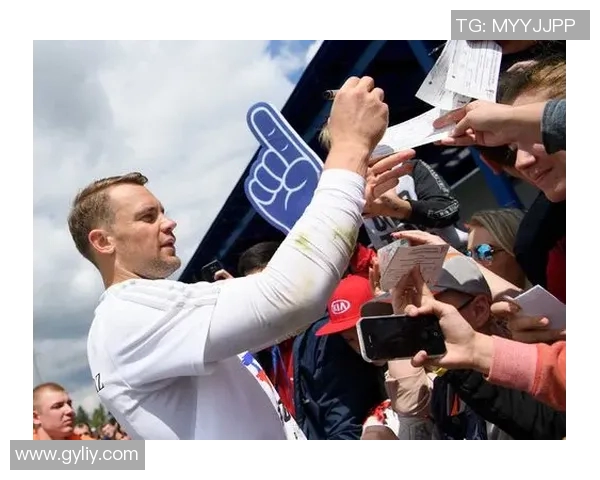 足球明星与球迷亲密合影展现热情互动与无尽回忆的精彩瞬间 足球明星与球迷亲密合影展现热情互动与无尽回忆的精彩瞬间