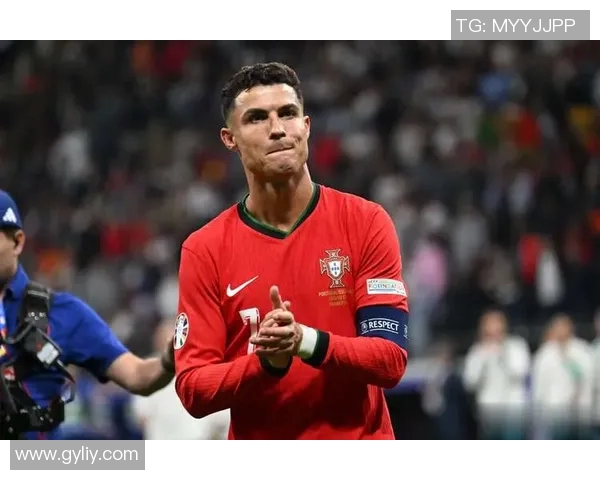 四十岁足球明星的辉煌与挑战对比分析